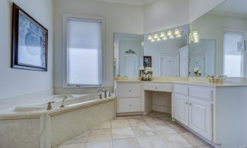Comment créer une ambiance moderne dans la salle de bain?