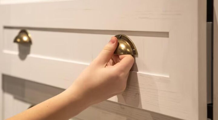 Changer les poignées de meuble